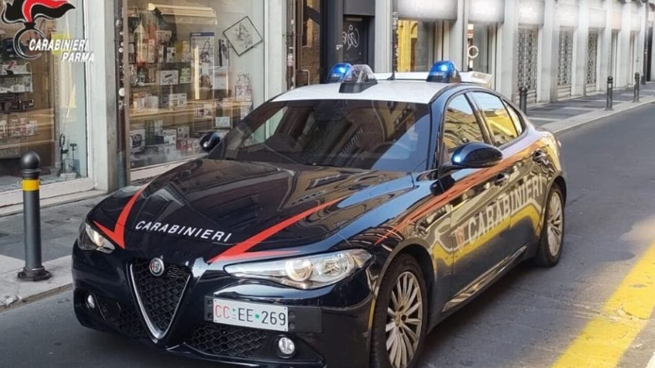 Aggredito e colpito al volto con un coccio di bottiglia in piazzale Picelli: denunciato 43enne