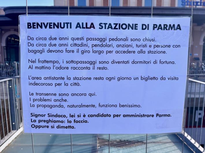 Stazione di Parma, esplode la protesta: “Passaggi chiusi da due anni e degrado insostenibile”