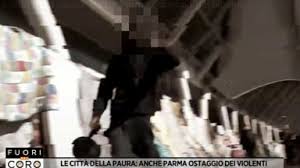 “Fuori dal coro” – Un immigrato grida e semina il panico in città – VIDEO