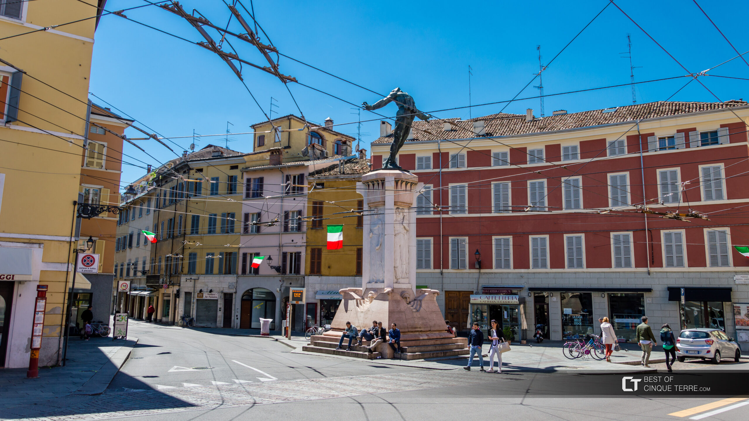 “Non stare seduto sotto la statua”. 78enne picchiato in Piazzale Corridoni