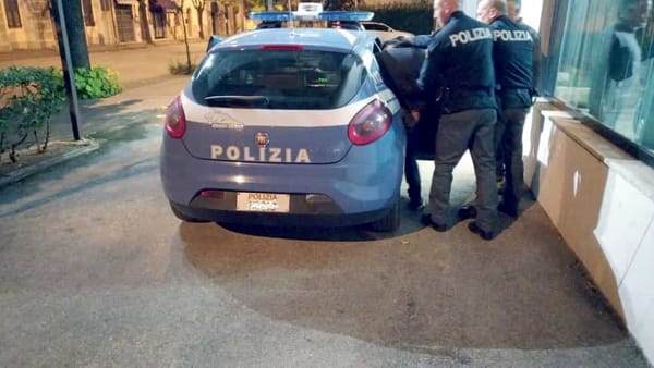 Via Dei Mercati – 27enne straniero accoltellato nella notte: grave al Maggiore