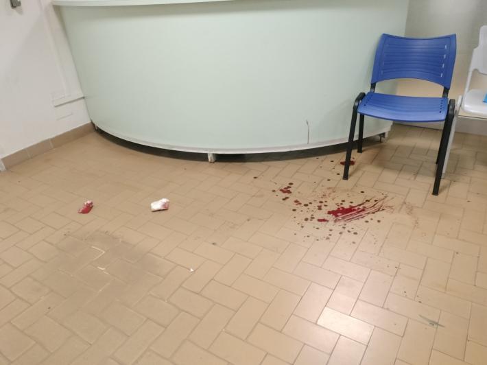 Paura al Cau: con un taglio alla mano, aggredisce i medici. Poi fugge
