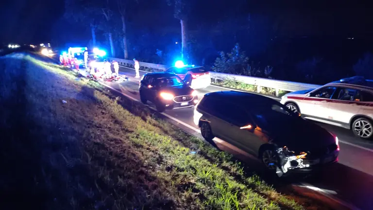 Lentigione – Due giovani falciati da un’auto. Morto 19enne, grave 18enne