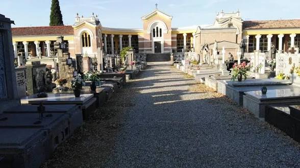 Traversetolo – Va al cimitero e trova un uomo nudo che compie atti osceni