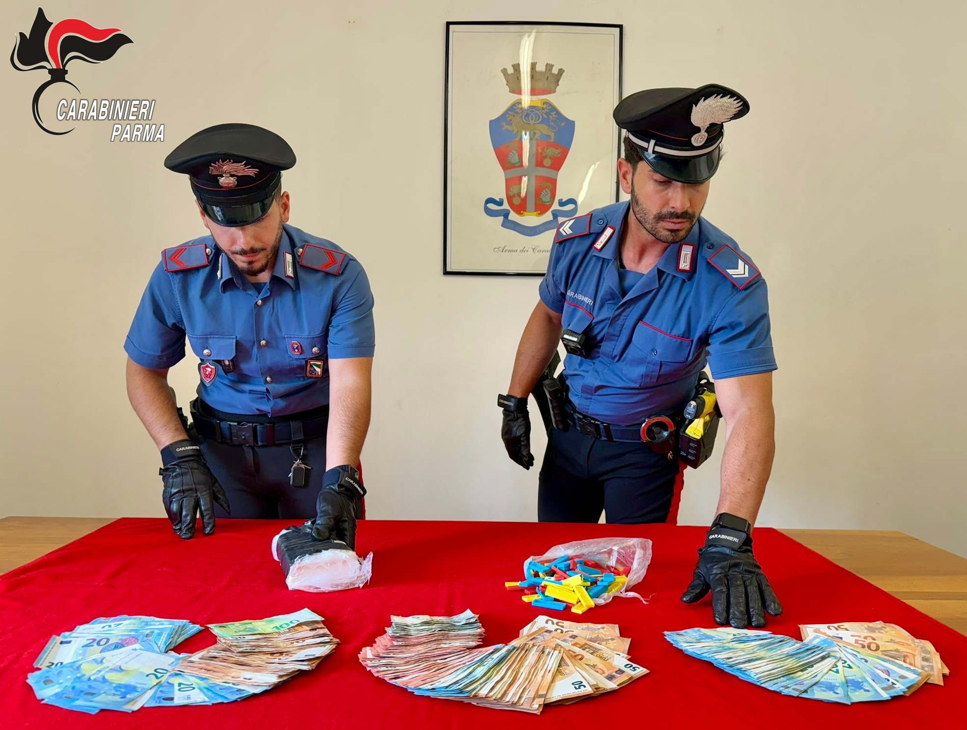 Caccia all’auto sospetta sull’A1: finto scambio di posto e il maxi sequestro di cocaina