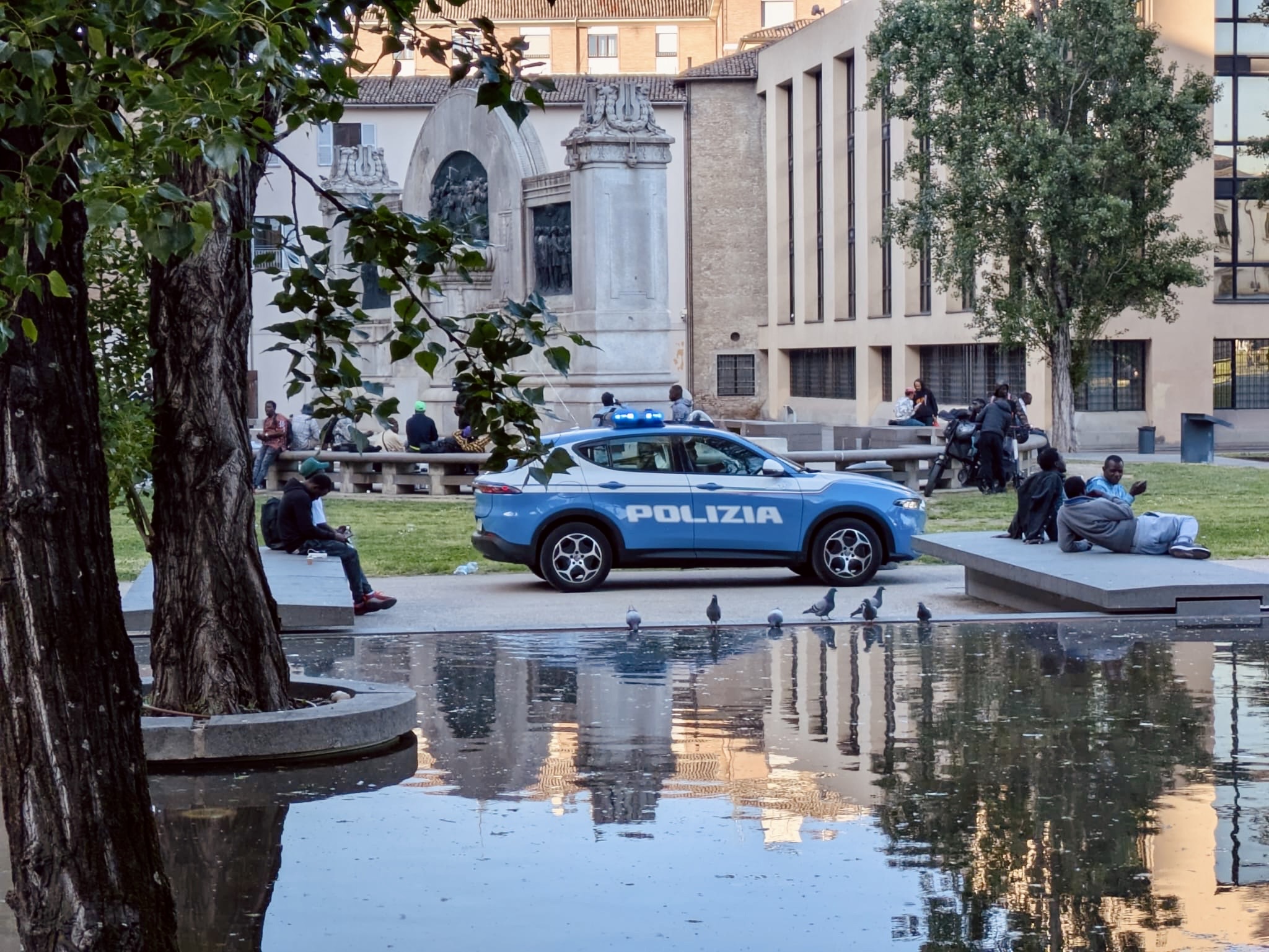 Ruba nel chiosco del parco Pellegrini e aggredisce il proprietario: arrestato