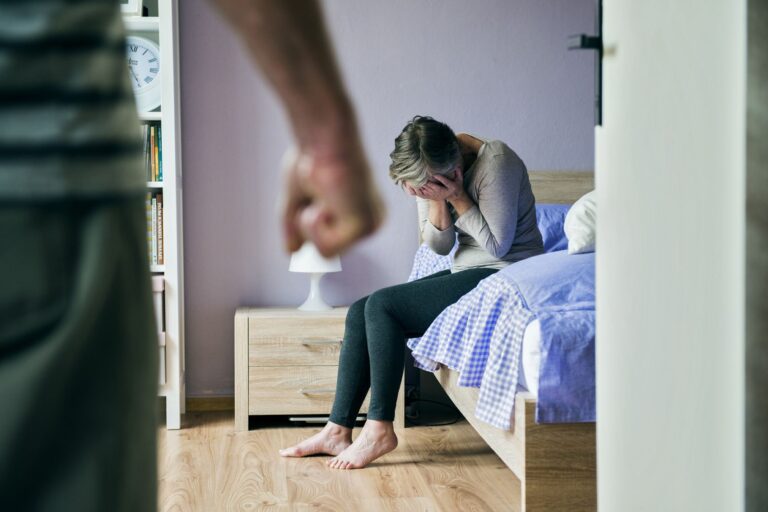 Stalking ed estorsioni agli anziani genitori: arrestato 35enne