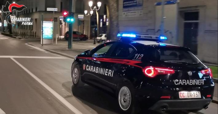 “Mi dai una sigaretta?” – poi spinge a terra un 50enne e gli ruba soldi e telefono