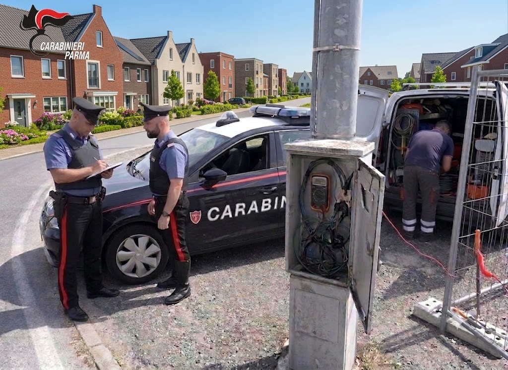 Bollette shock a San Pancrazio: il cantiere accanto gli “ruba” la luce con i fili volanti