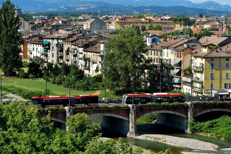 Rivoluzione mobilità: collegamenti stazione – aeroporto e 13 milioni per bus elettrici, corsie preferenziali e ciclabili