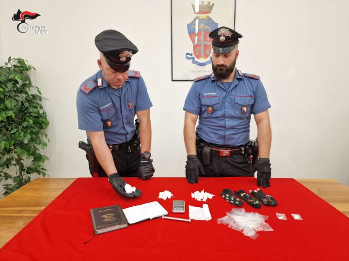 Market della droga in un condominio del Montanara: arrestata una coppia, cocaina nascosta nei calzini