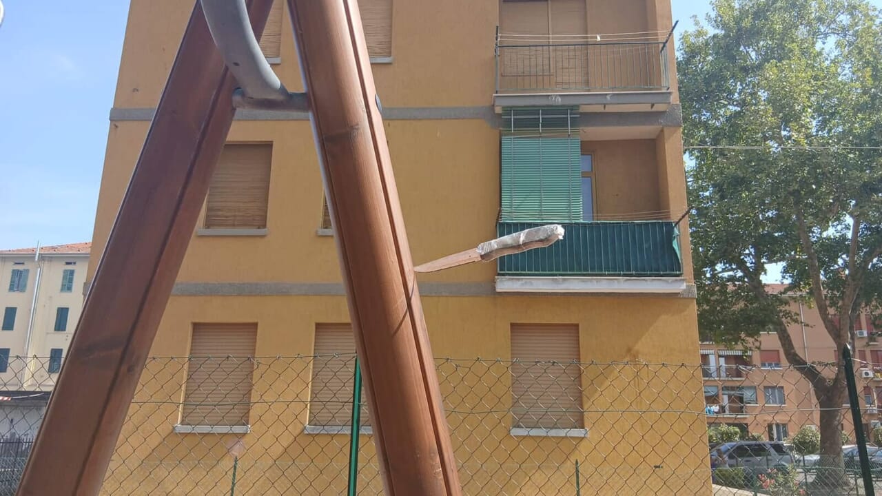 La denuncia – Un coltello piantato nei giochi dei bambini al parco di via Amendola