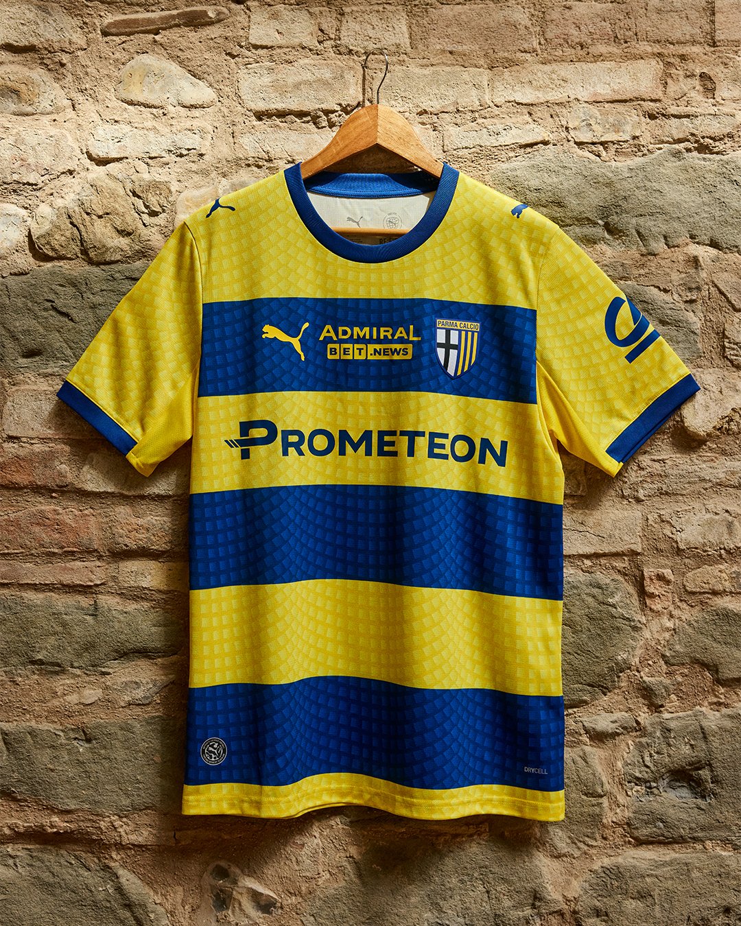 Parma, ecco la maglia da trasferta: “Ispirata alla città”