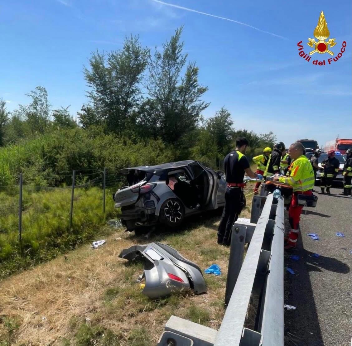 Auto si ribalta in A1: morta bimba di 8 anni, feriti i genitori. La famiglia è di Parma