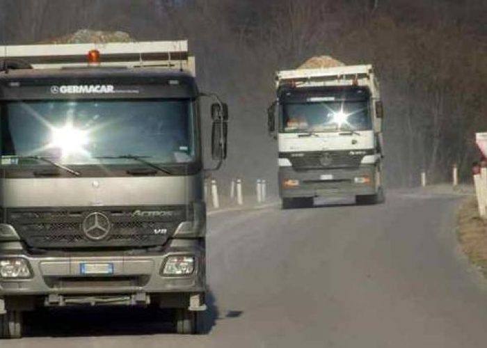 Lite stradale tra camionisti finisce nel sangue: un ferito e un fuggitivo