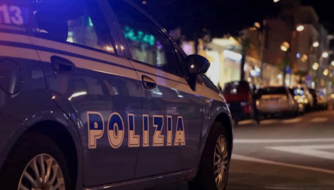 Via Repubblica- Distrugge un negozio, poi cerca di strozzare e accoltellare i poliziotti. Arrestato, e’ già libero