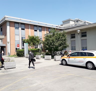Follia all’alba nel complesso sanitario di via Vasari: 66enne devasta le strutture e 17 auto. Chiuso il Centro di salute mentale
