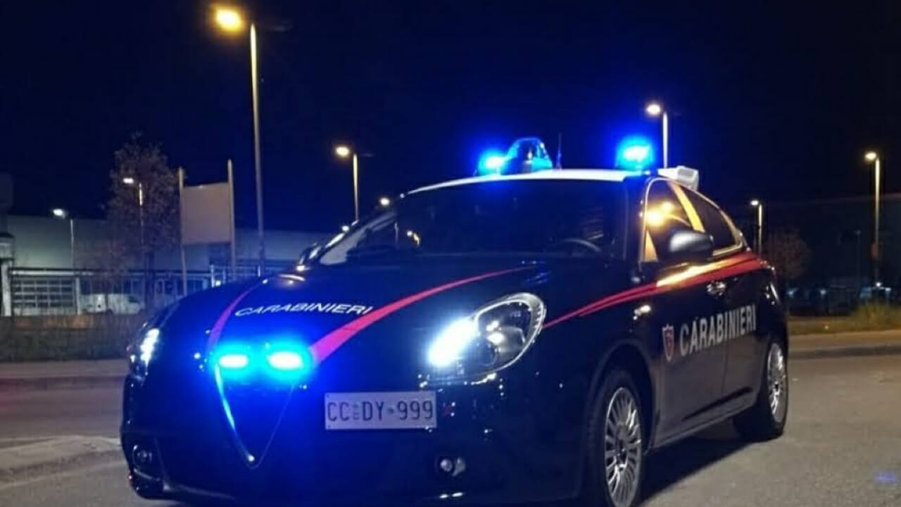 Notte di follia al ristorante: molesta i clienti, tenta il furto e aggredisce i carabinieri