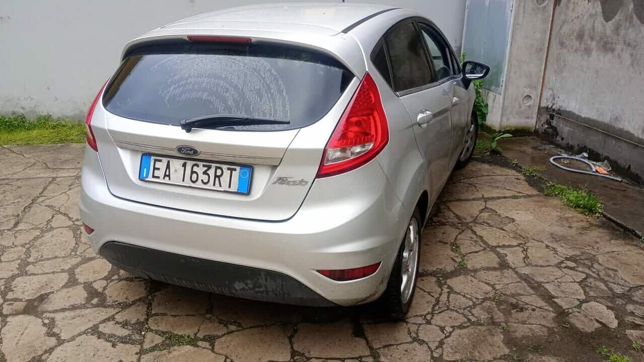 Prima le rubano l’auto, poi la investono per fuggire: è caccia alla Ford Fiesta
