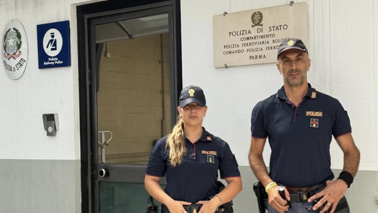 Bivacca in stazione, poi scalcia e morde i poliziotti: arrestato 39enne