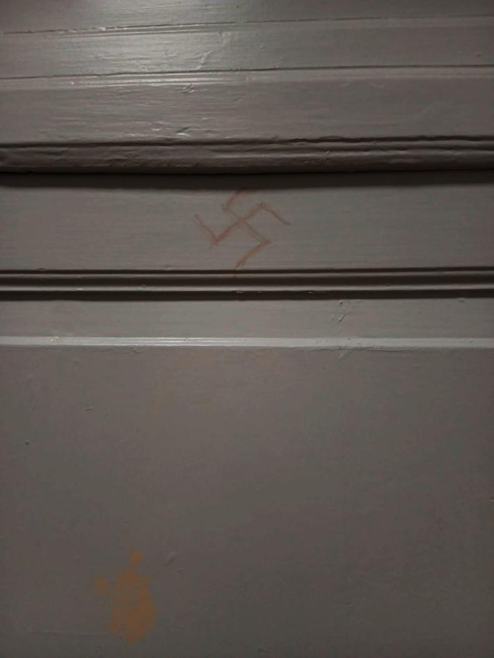 Università – Una svastica sulla porta di un docente – FOTO