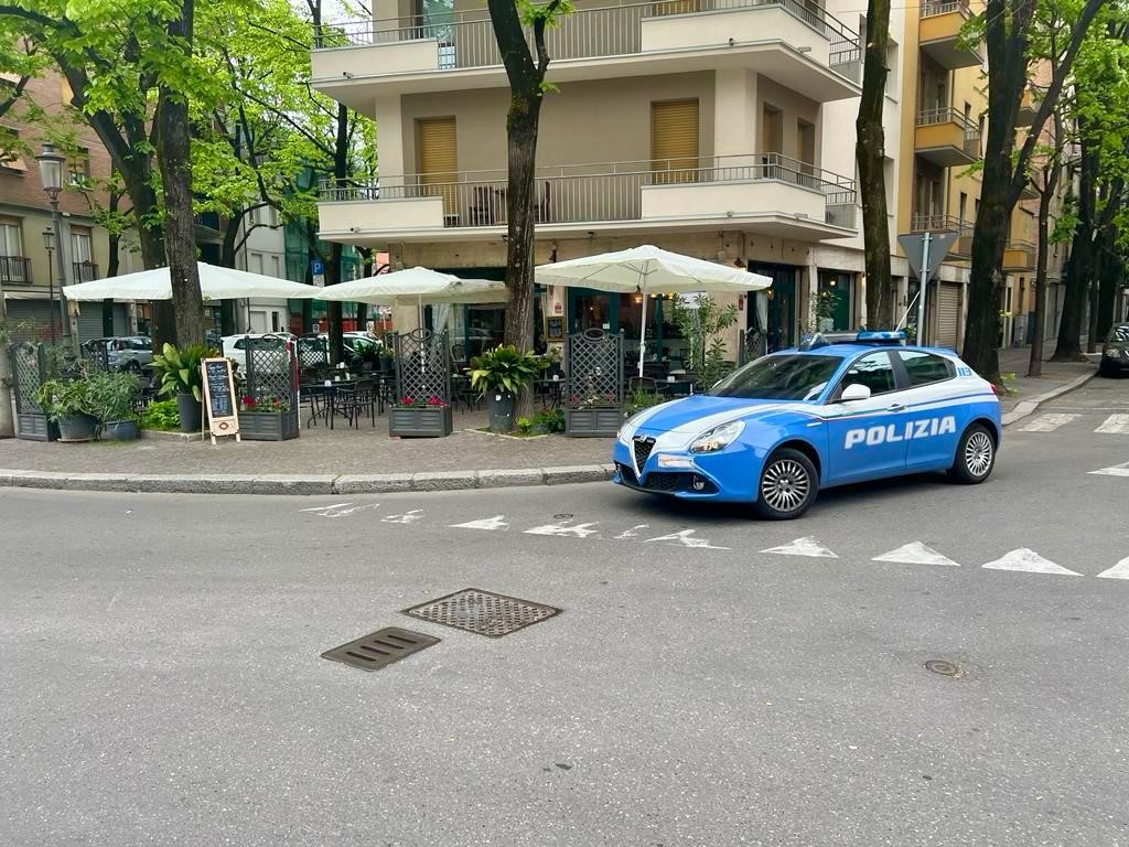 Prima si ubriaca, poi scatena una rissa e insulta la Polizia: arrestata 38enne