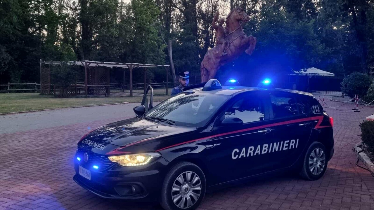 Follia e inferno domestico: minaccia, picchia e tenta di bruciare viva la madre. Arrestato 32enne
