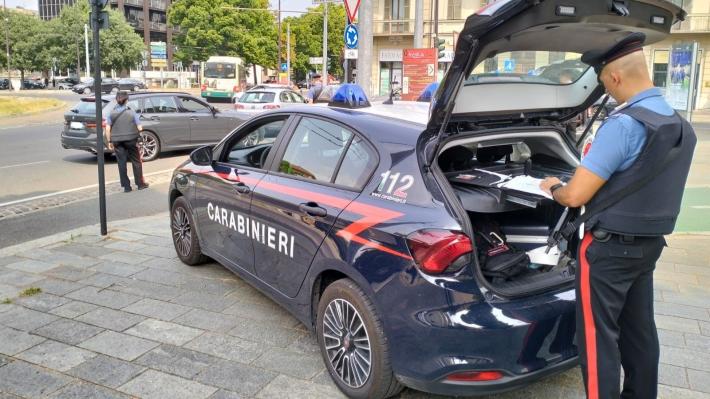 Fugge in monopattino per nascondere cocaina e crack: denunciato 36enne