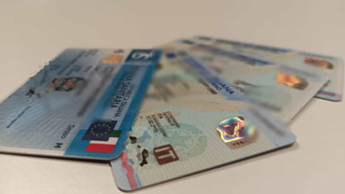 A spasso con un documento falso: denunciato 33enne straniero