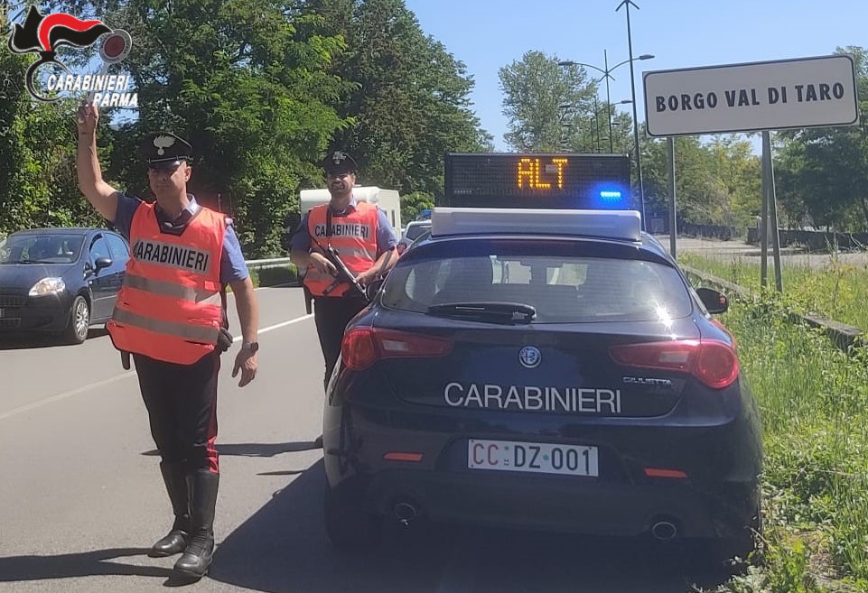 Atti osceni per strada, causa un incidente: era ubriaco. Pioggia di denunce