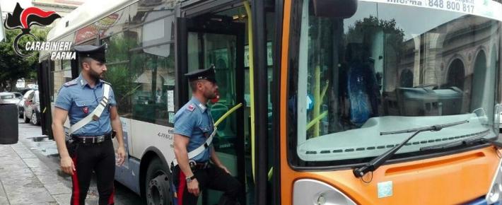 Si rifiuta di pagare il biglietto Tep, dà false generalità e aggredisce i Carabinieri: arrestata 23enne