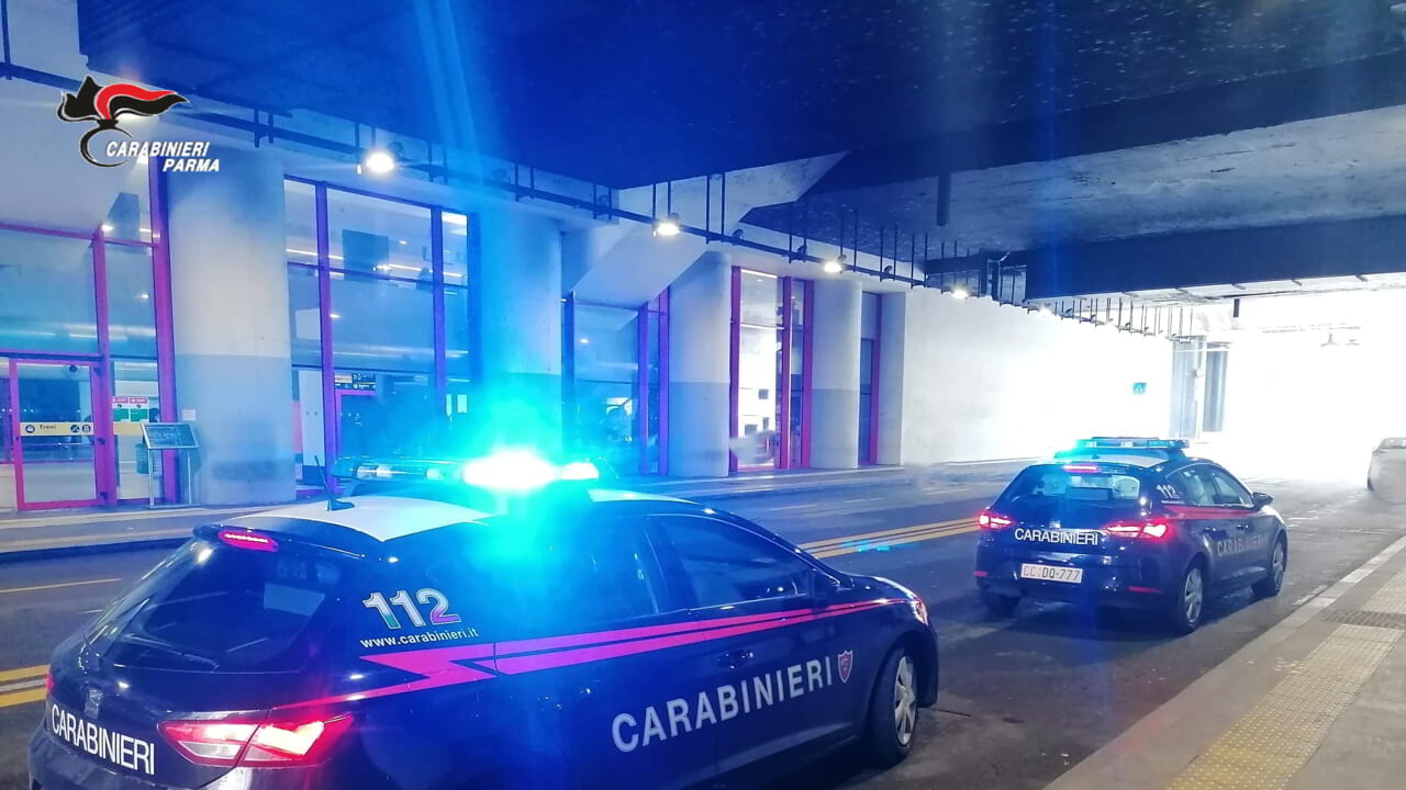 San Leonardo, devastano la vetrata con un tombino ma fuggono a mani vuote: presi