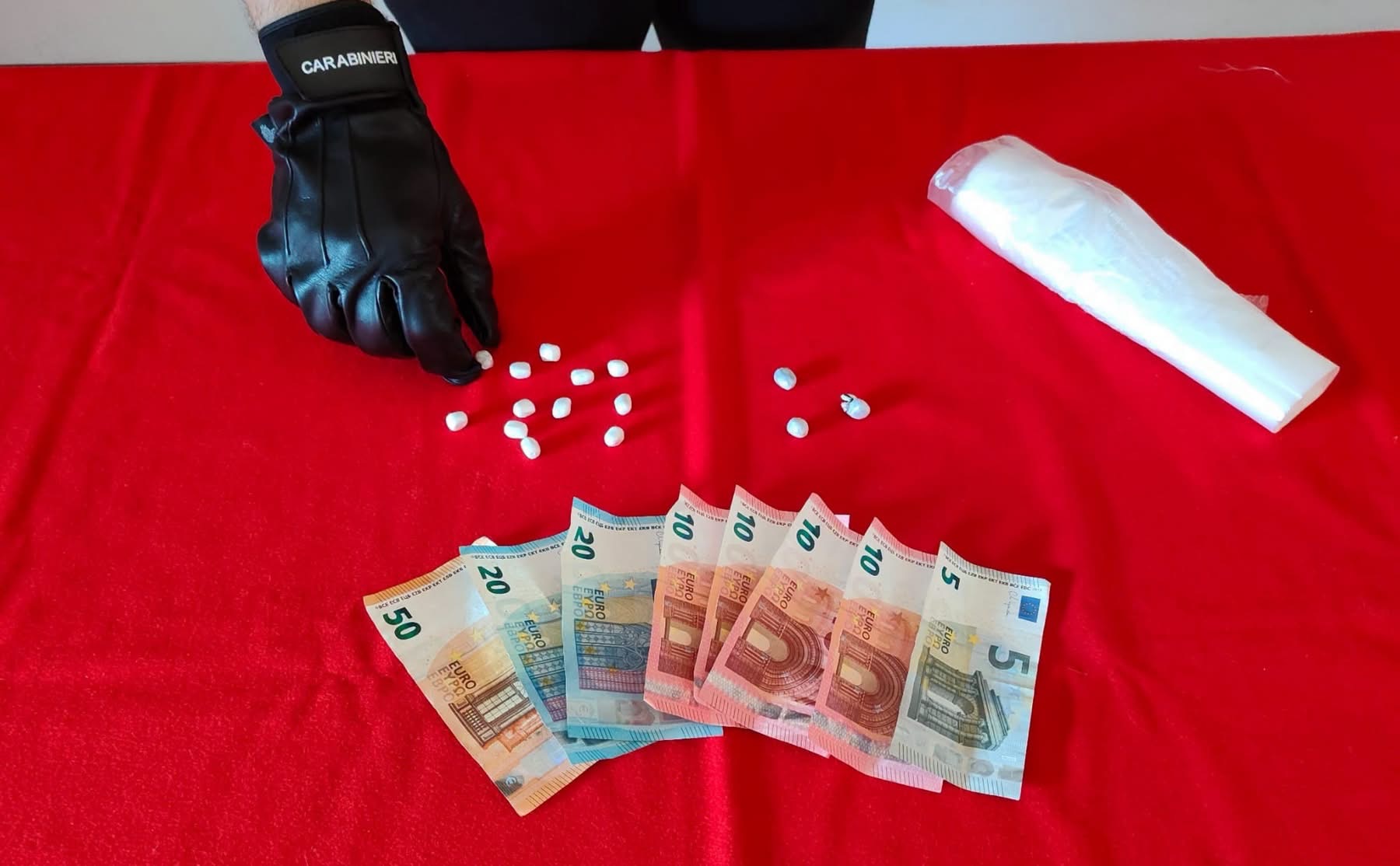Tradito dal nervosismo e con la bocca piena di droga: arrestato 29enne nei pressi della stazione