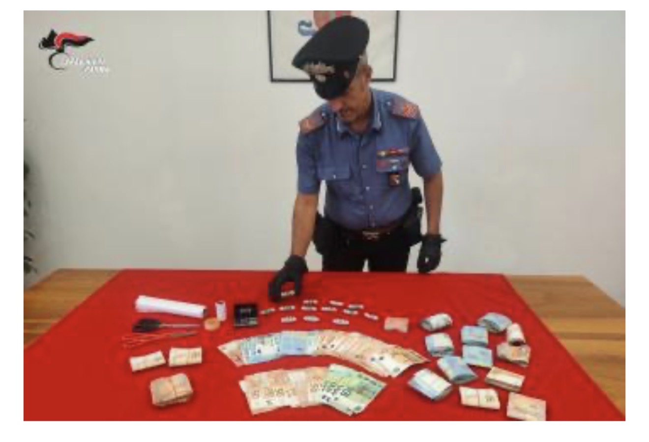 150 grammi di eroina e 22mila euro in contanti: arrestato 27enne