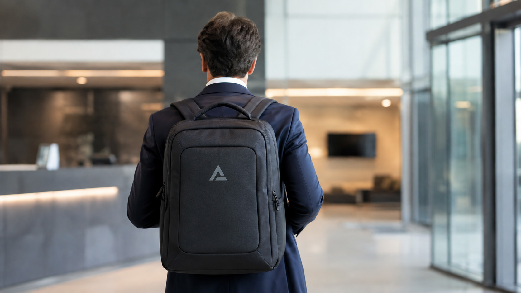 Onboarding, rete vendita e fiere: lo zaino con logo aziendale è una dotazione di lavoro, mobilità e rappresentanza