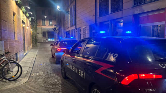“Ho fame e sono sola a casa”: bimba di 8 anni chiama il 118, denunciati i familiari per abbandono di minore