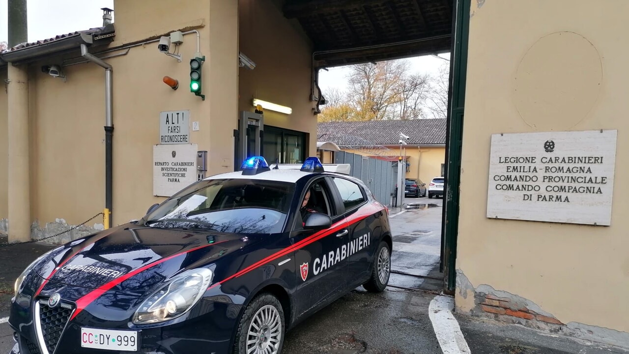 Ubriaco, litiga con un passante poi lancia un tavolo contro i carabinieri: arrestato