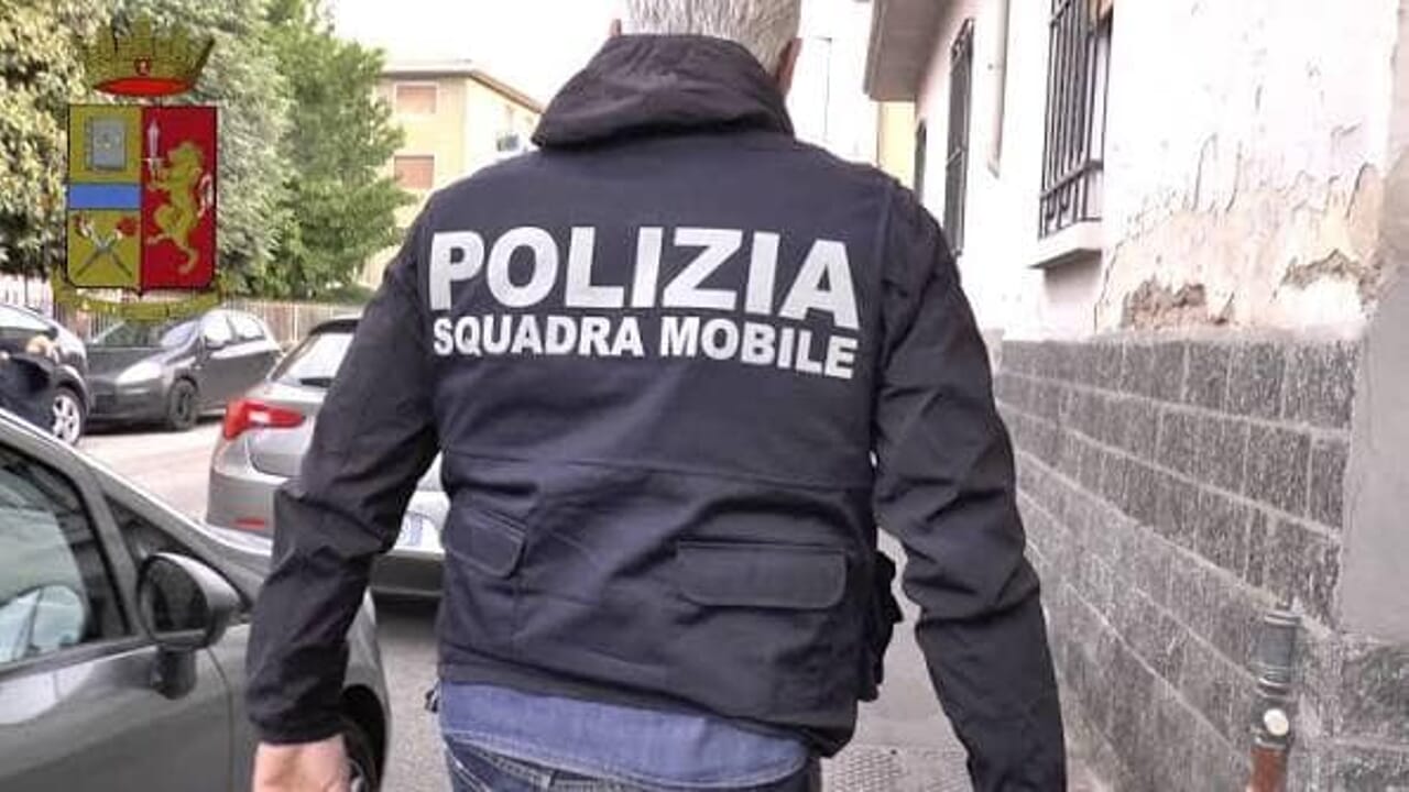 Sorpreso al bar nonostante i domiciliari per stalking: 20enne bloccato e arrestato dalla Mobile