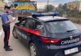 Nascosti nel borsello e pronti all’uso: sequestrati 4 coltelli in centro