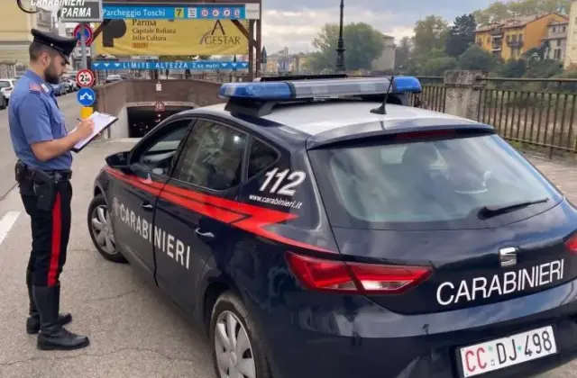 Nascosti nel borsello e pronti all’uso: sequestrati 4 coltelli in centro