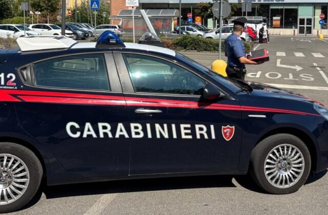 Pregiudicati, tentano la spesa gratis: arrestati due 18enni