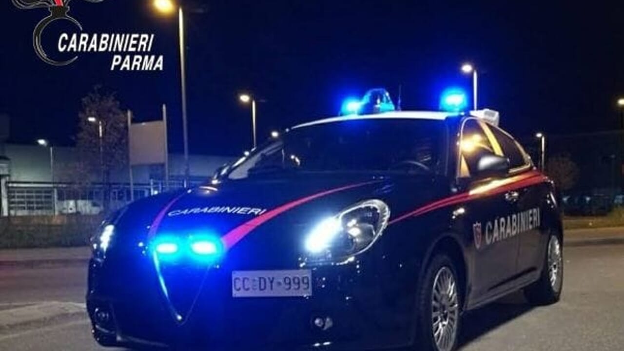 In due a sullo scooter rubato e senza chiavi, scappano dai Carabinieri: denunciati