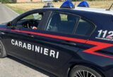 Lascia le impronte sulla vetrina pulita dopo il furto nel locale: 17enne denunciato