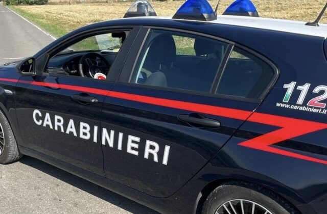 Lascia le impronte sulla vetrina pulita dopo il furto nel locale: 17enne denunciato