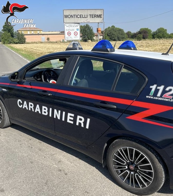 Lascia le impronte sulla vetrina pulita dopo il furto nel locale: 17enne denunciato