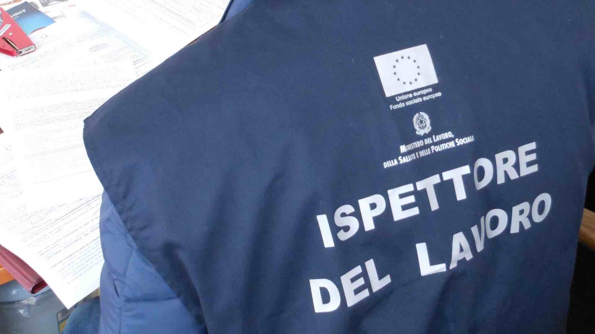 Tredici lavoratori in nero su diciotto e nessun documento di valutazione rischi: chiusa azienda di packaging