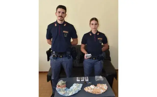 Si finge addetto alle consegne ma trasporta quasi mezzo chilo di hashish: arrestato dalla Polizia