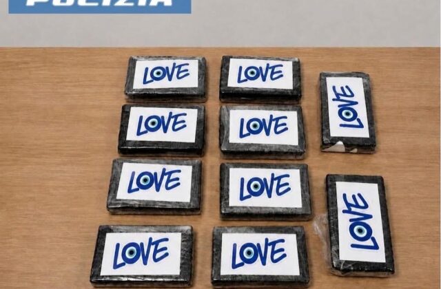 Sull’A15 con 11 chili di droga: arrestata 28enne