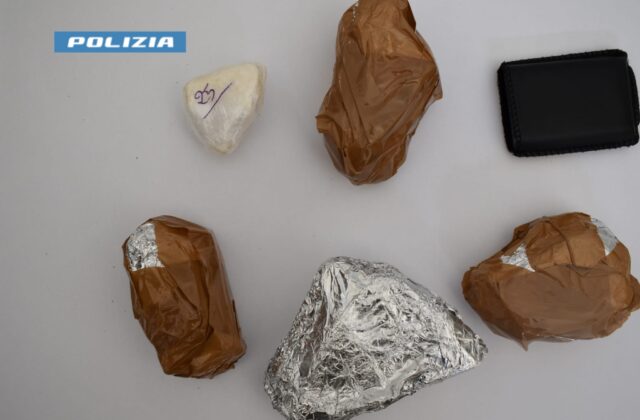 Blitz della Mobile in un centro d’accoglienza: scovato mezzo chilo di cocaina in un doppiofondo dell’armadio