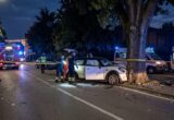 Un morto dopo lo schianto contro l’albero: indagato per omicidio stradale il conducente. L’amico 25enne gravissimo a Parma